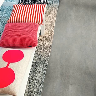 Плитка ПВХ Pergo Tile Glue V3218-40051 Бетон Серый Темный 1305*327*2,5 (3,841) в интерьере