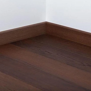 Плинтус шпонированный Tarkett OAK JAVA GOLD 80x20x2400 в интерьере