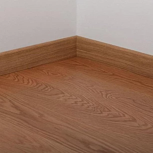 Плинтус шпонированный Tarkett OAK EU-AMERICAN 80x20x2400 в интерьере
