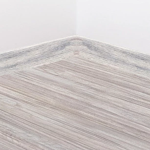 Плинтус шпонированный Tarkett IDEO OAK LIGHT BROWN 80x20x2400 в интерьере