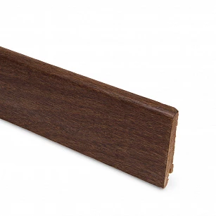 Плинтус шпонированный Lab Arte Oak Brown 70х15х2500 в интерьере