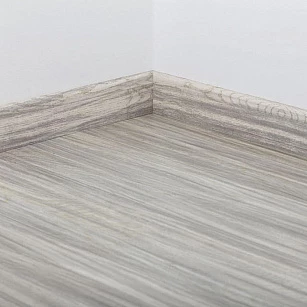 Плинтус шпонированный Tarkett IDEO OAK GREY 80x20x2400 в интерьере