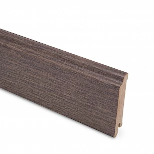 Плинтус шпонированный Lab Arte Oak Bazalt 80х15х2500 в интерьере