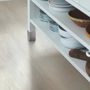 Плитка ПВХ Pergo Modern Plank Glue V3231-40080 Дуб Светло-бежевый 1515*217*2,5 (3,616) в интерьере